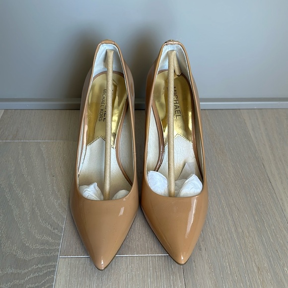 ❌SOLD❌ Michael Kors Patent Leather Heels US 7 - Beige - Picture 1 of 4
